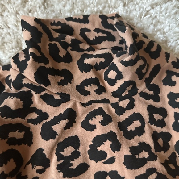 Cute sophisticated, leopard cheetah print turtleneck, long sleeve evenin… - Picture 3 of 5